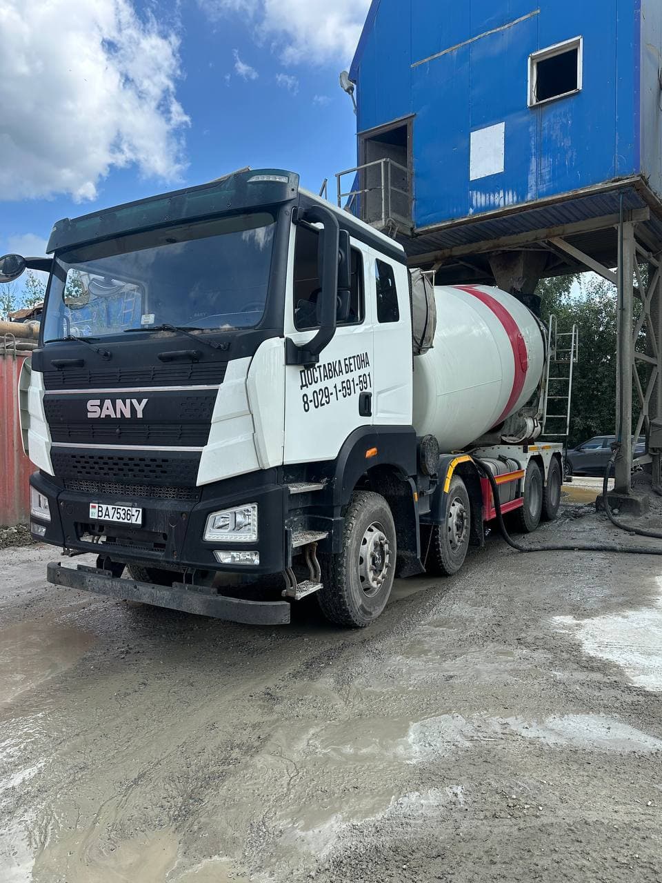 Автобетоносмеситель BYBETON под загрузкой на бетонном узле